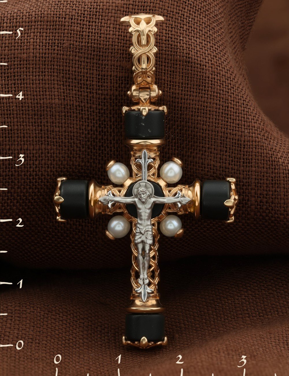 Крест из золота c ониксом и малахитом