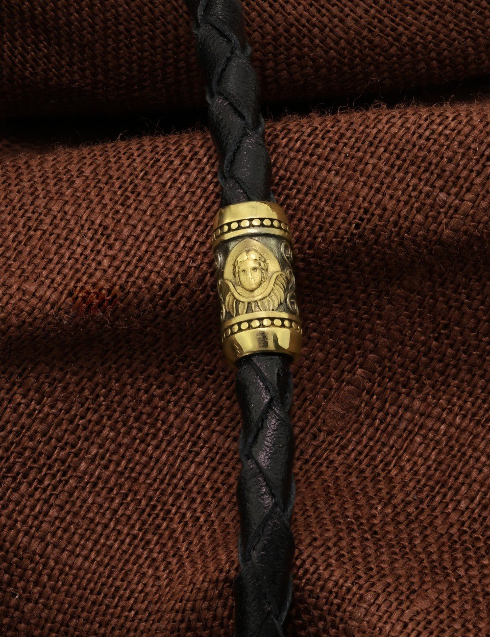 Браслет из лимонного золота c кожаным шнурком