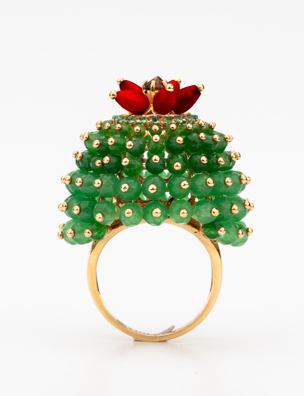 Кольцо из золота c гранатом, хризопразом, изумрудом и кораллом