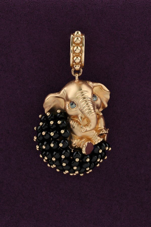 Подвеска из золота c эмалью и ониксом