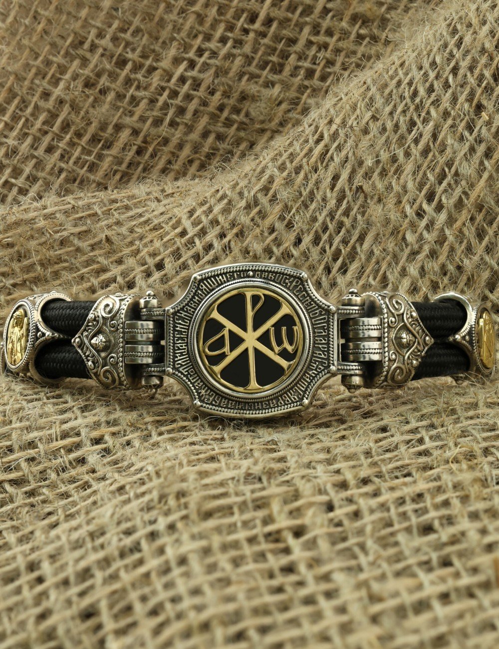 Браслет из серебра и золота c ониксом и шёлковым шнурком