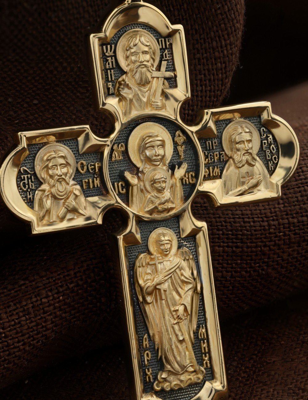 Крест из лимонного золота