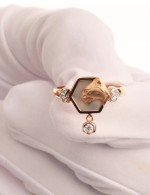 Кольцо из золота c бриллиантами и перламутром