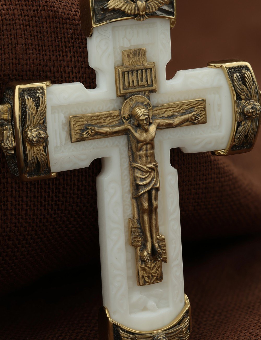 Крест из лимонного золота c бивнем мамонта