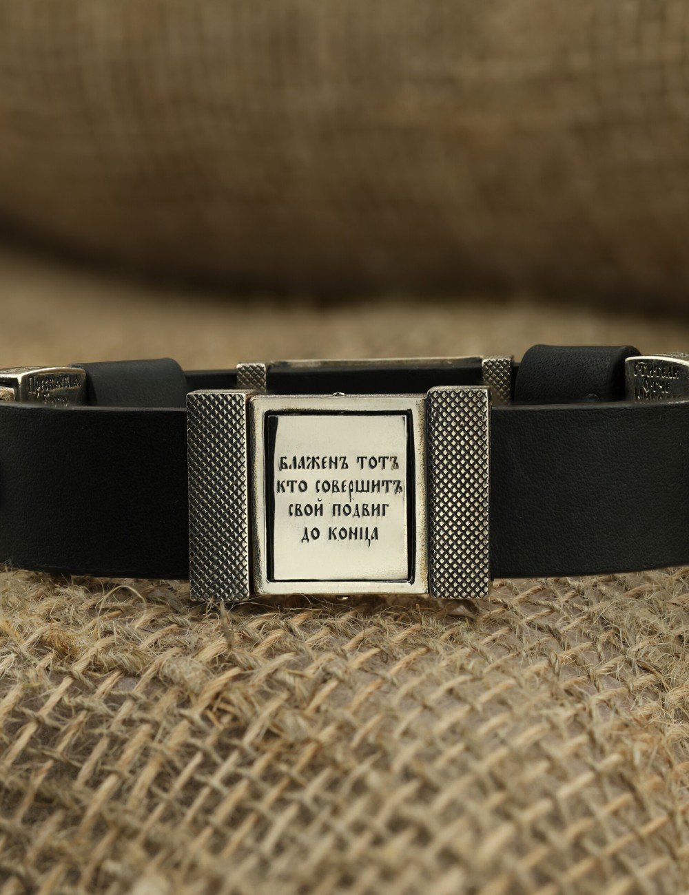 Браслет из серебра и золота c кожаным шнурком