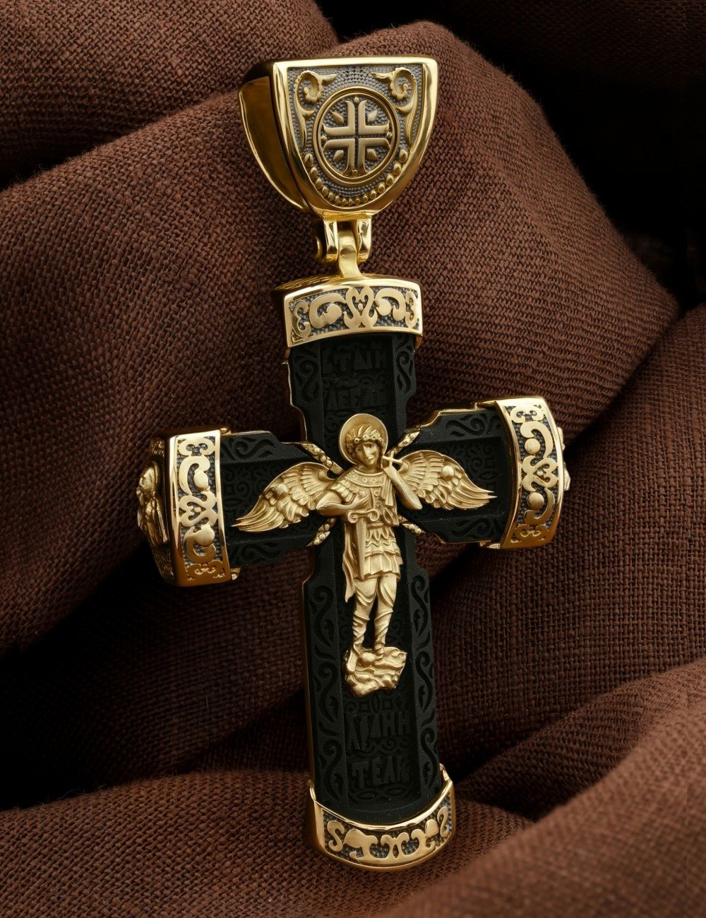 Крест из лимонного золота c эбеновым деревом