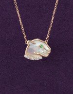 Колье из золота c бриллиантами, изумрудом и перламутром