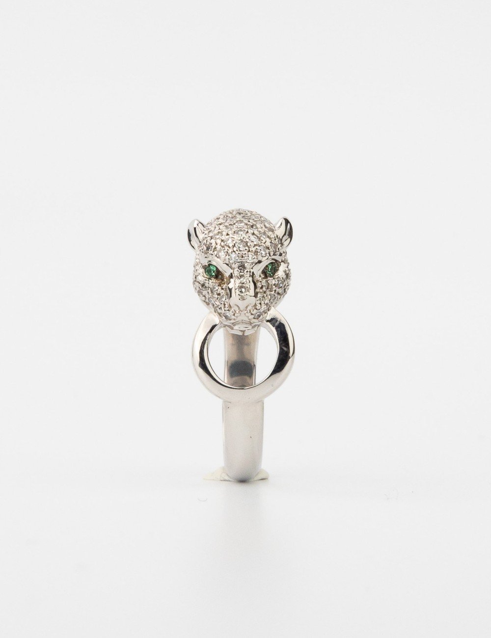 Кольцо из белого золота c бриллиантами и изумрудом