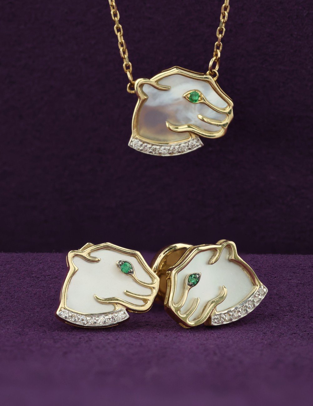 Колье из лимонного золота c бриллиантами, изумрудом и перламутром