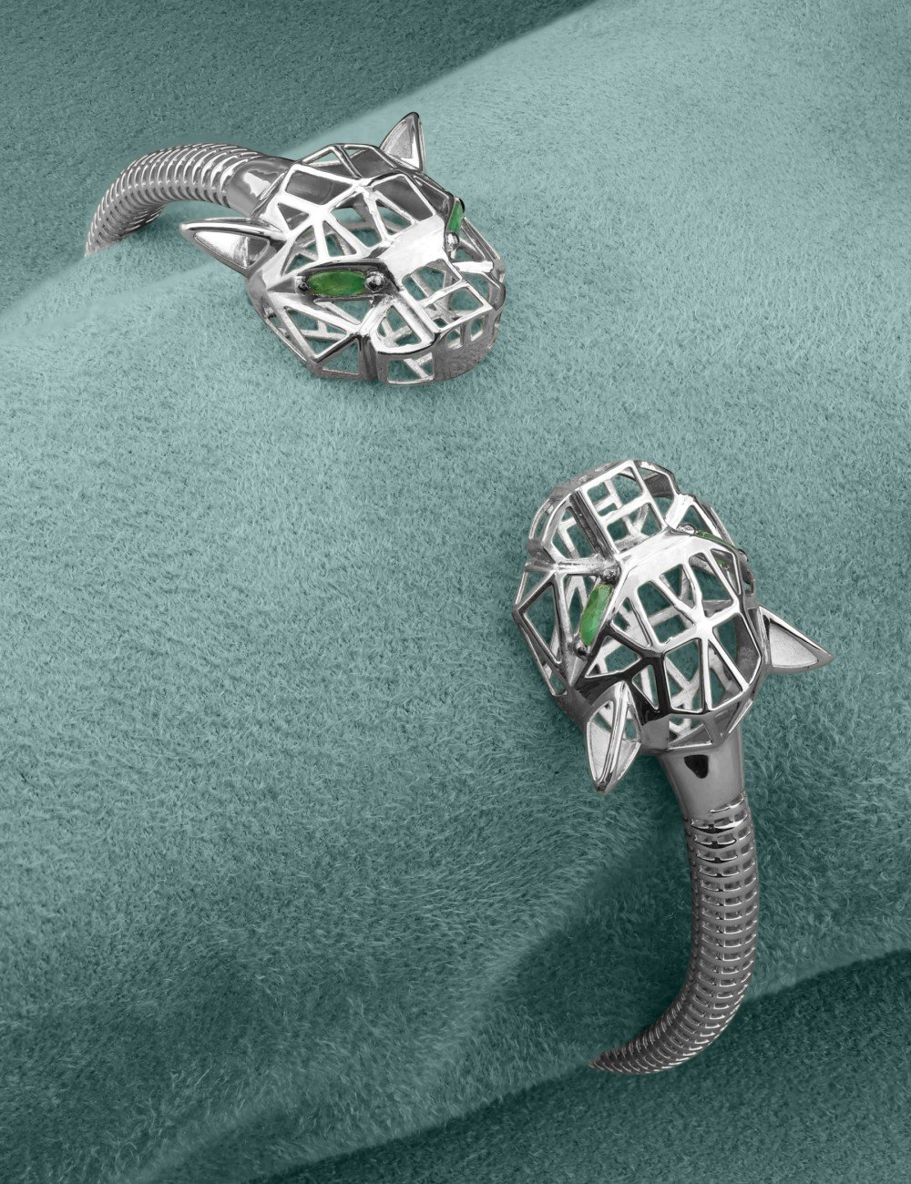 Браслет из белого золота c изумрудом