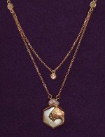 Колье из золота c бриллиантами и перламутром