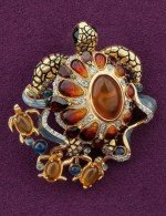 Брошь из лимонного золота c эмалью, фианитом, гранатом и янтарём