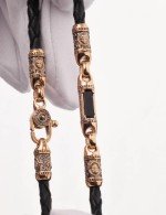 Браслет из золота c кожаным шнурком и ониксом