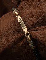 Браслет из золота c кожаным шнурком и ониксом