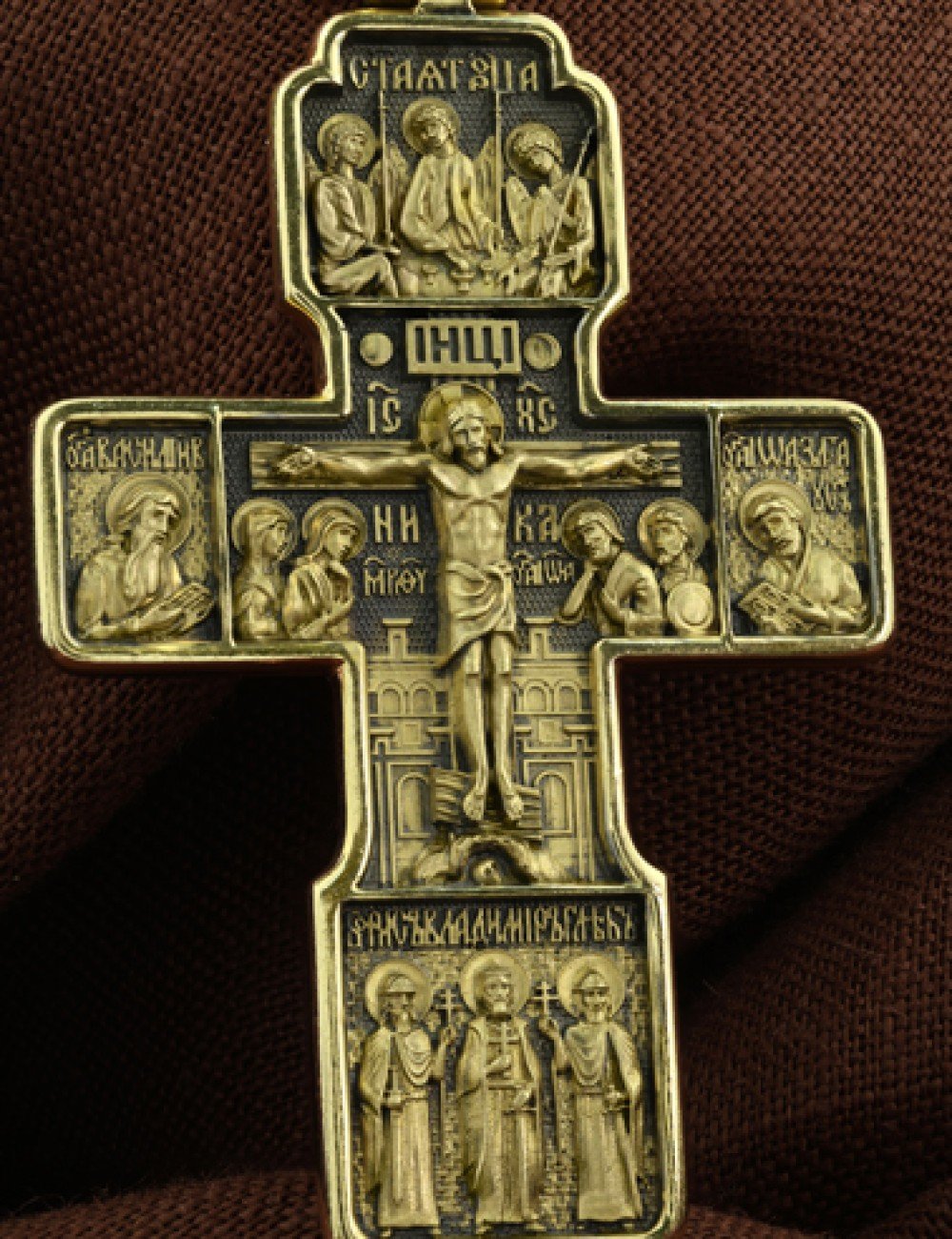 Крест из лимонного золота