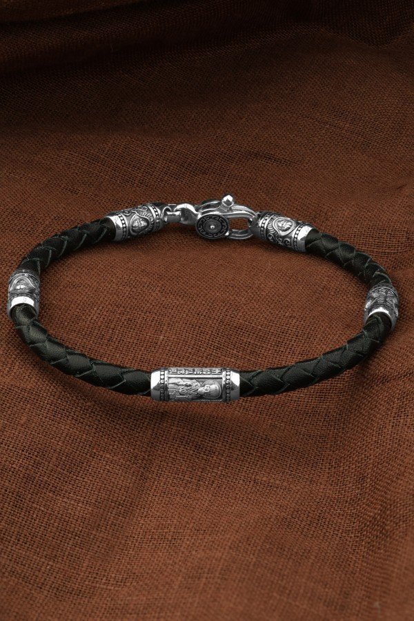 Браслет из белого золота c кожаным шнурком