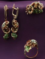 Подвеска из лимонного золота c эмалью и гранатом