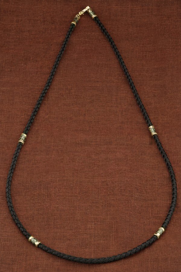 Шнурок шёлковый из зелёного золота c шёлковым шнурком