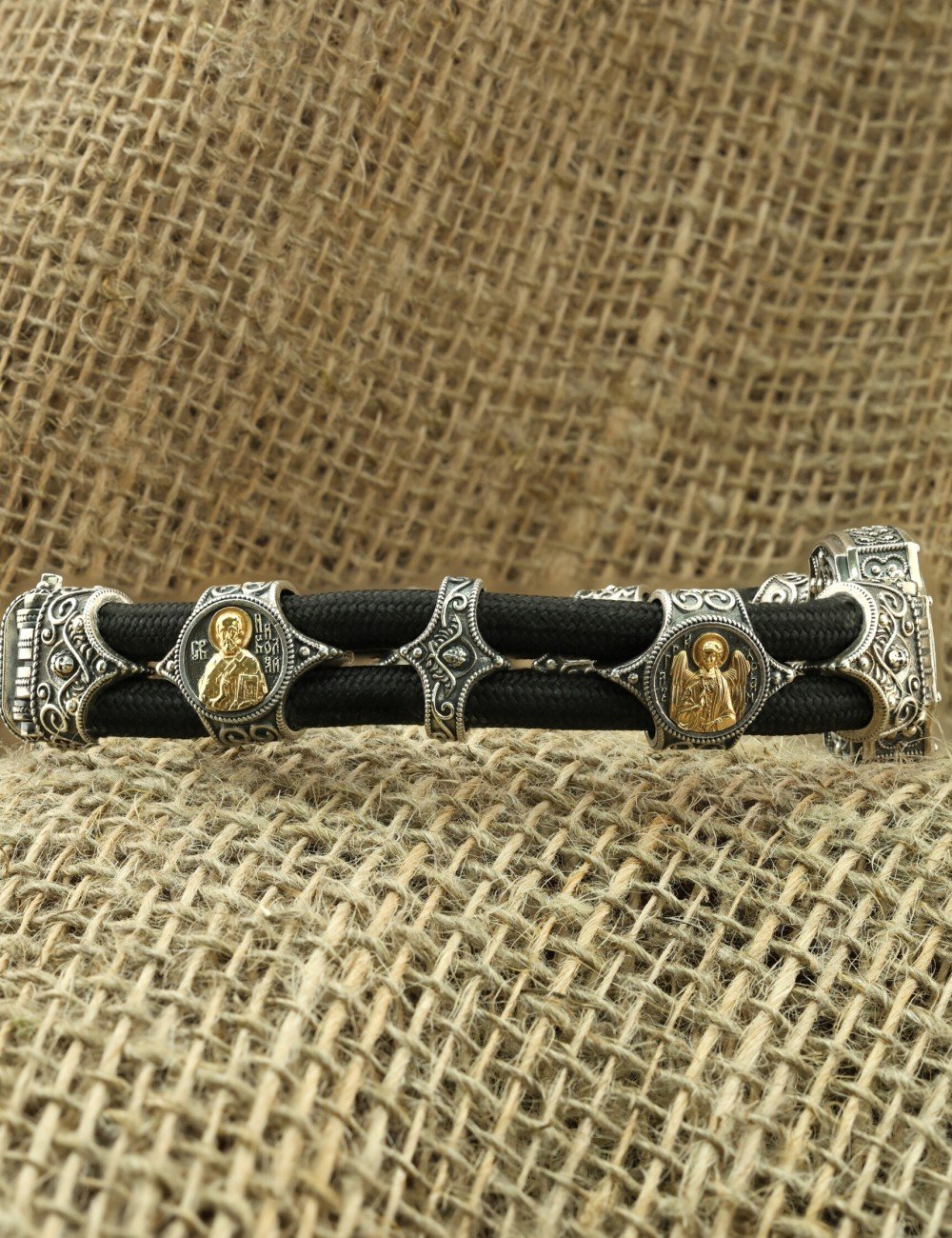 Браслет из серебра и золота c ониксом и шёлковым шнурком