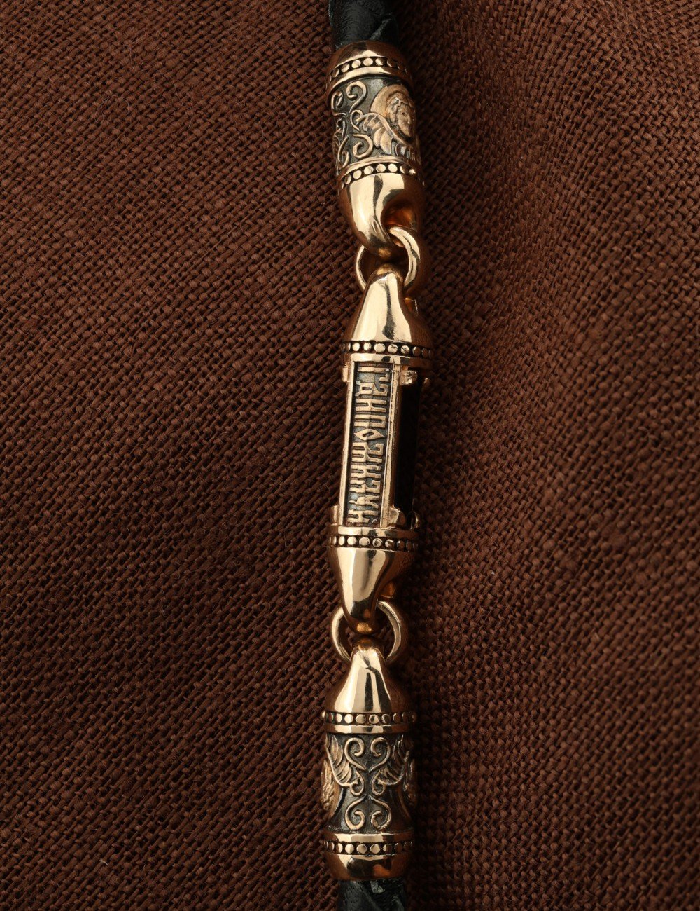 Гайтан из золота c кожаным шнурком и ониксом