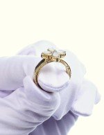 Кольцо из лимонного золота c бриллиантами и перламутром