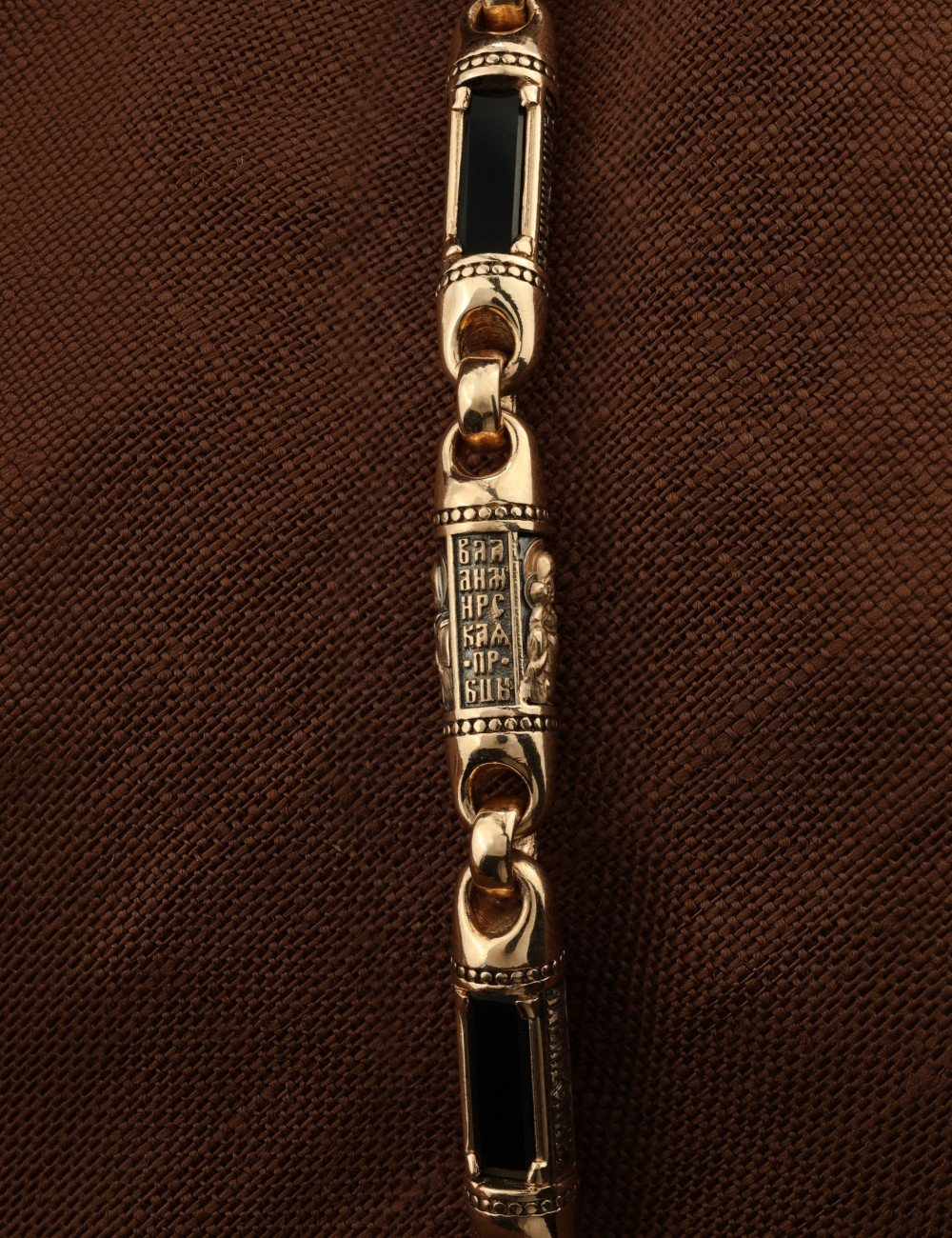 Гайтан из золота c кожаным шнурком и ониксом