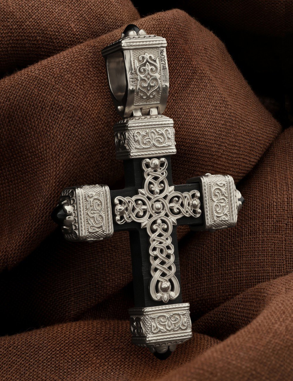 Крест из белого золота c эмалью, ониксом и эбеновым деревом