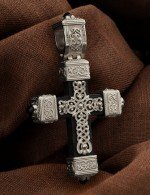 Крест из белого золота c эмалью, ониксом и эбеновым деревом