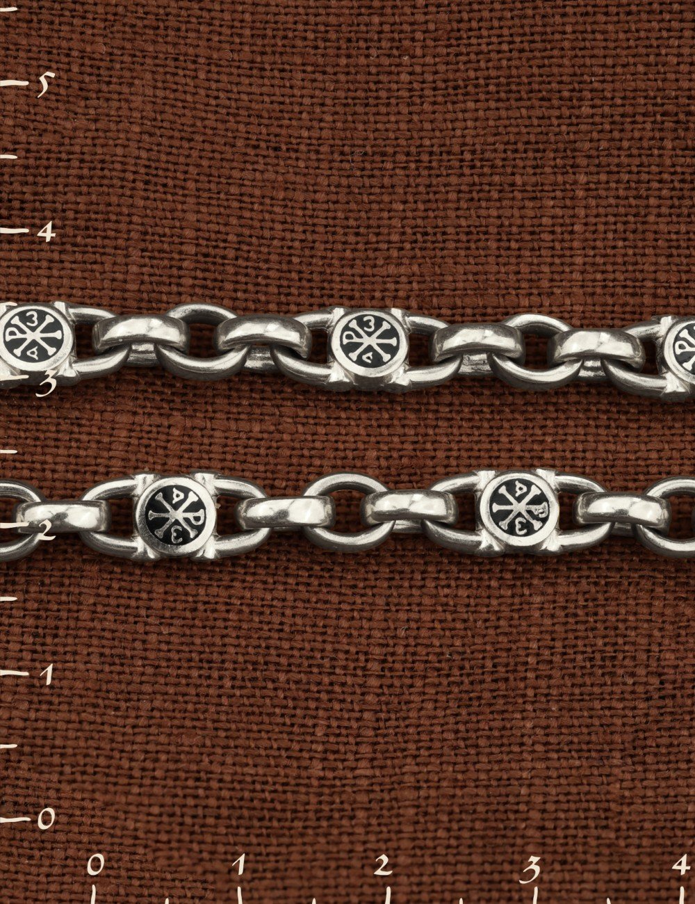 Цепь из белого золота c эмалью