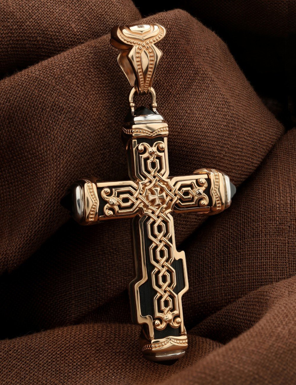 Крест из золота c ониксом и эбеновым деревом