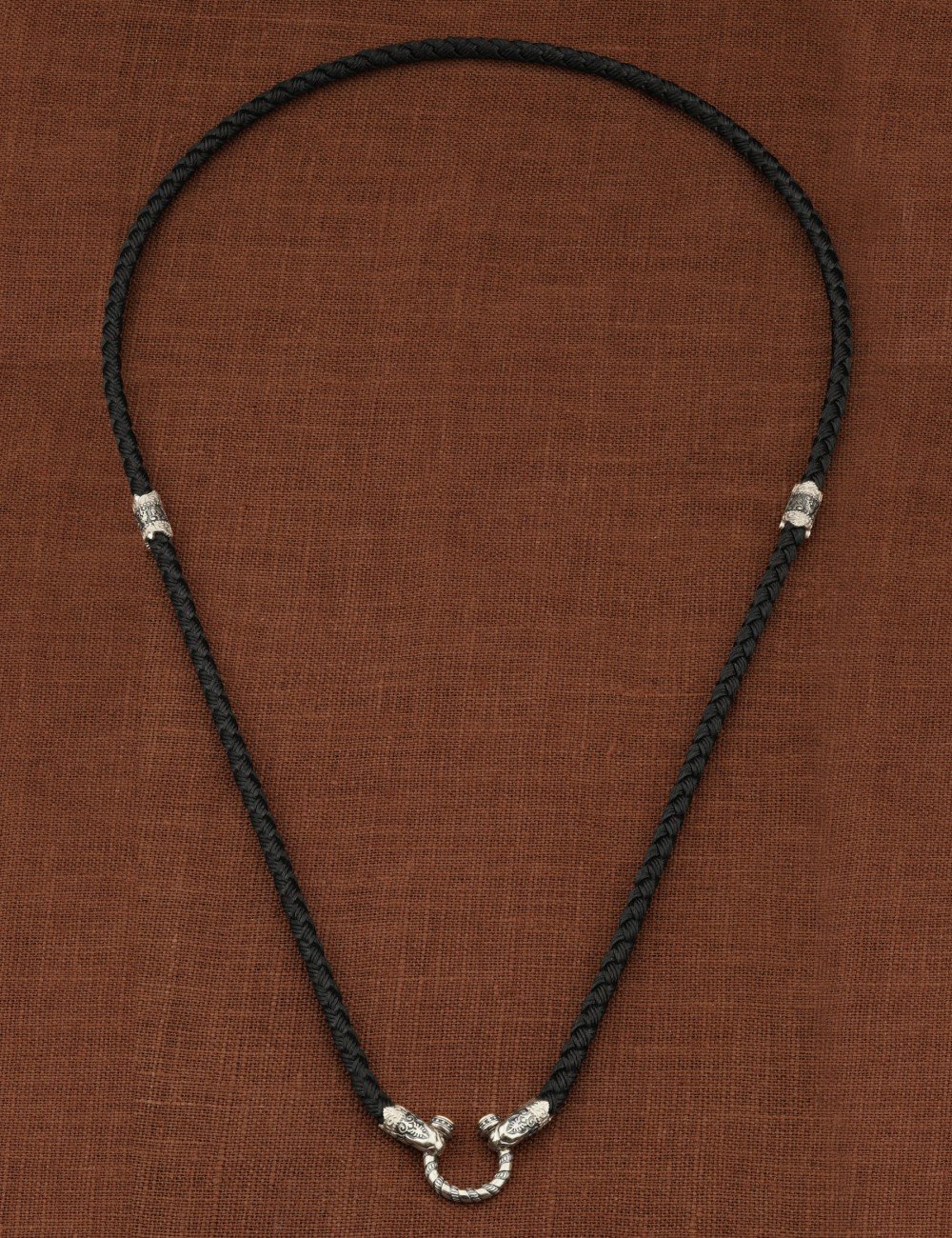 Шнурок шёлковый из белого золота c шёлковым шнурком