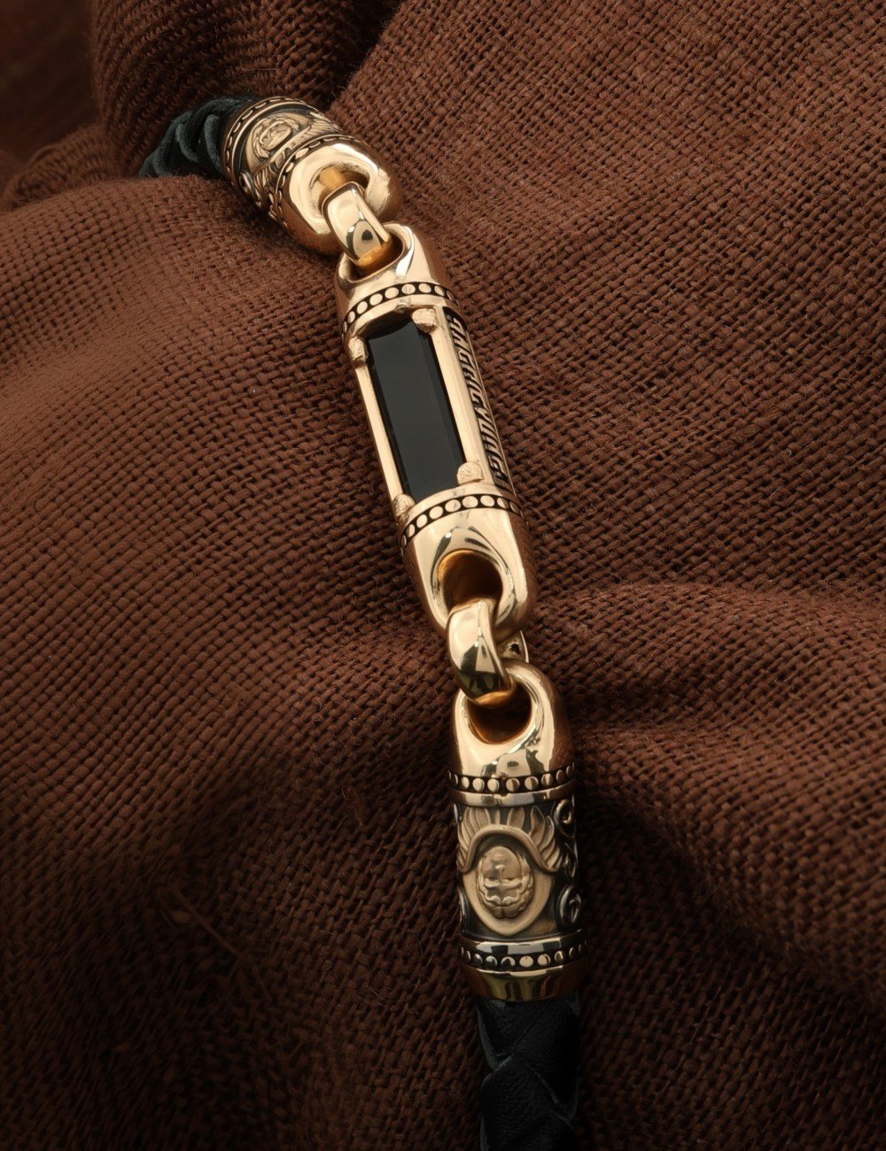 Браслет из золота c кожаным шнурком и ониксом