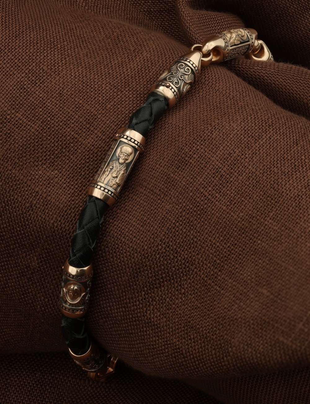 Браслет из золота c кожаным шнурком