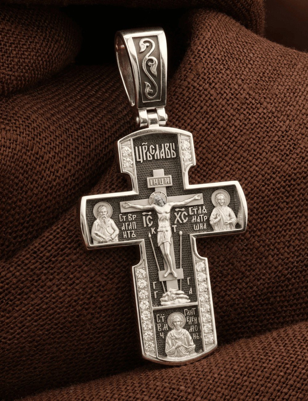 Крест из белого золота c бриллиантами