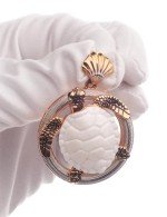 Подвеска из золота c эмалью и бивнем мамонта