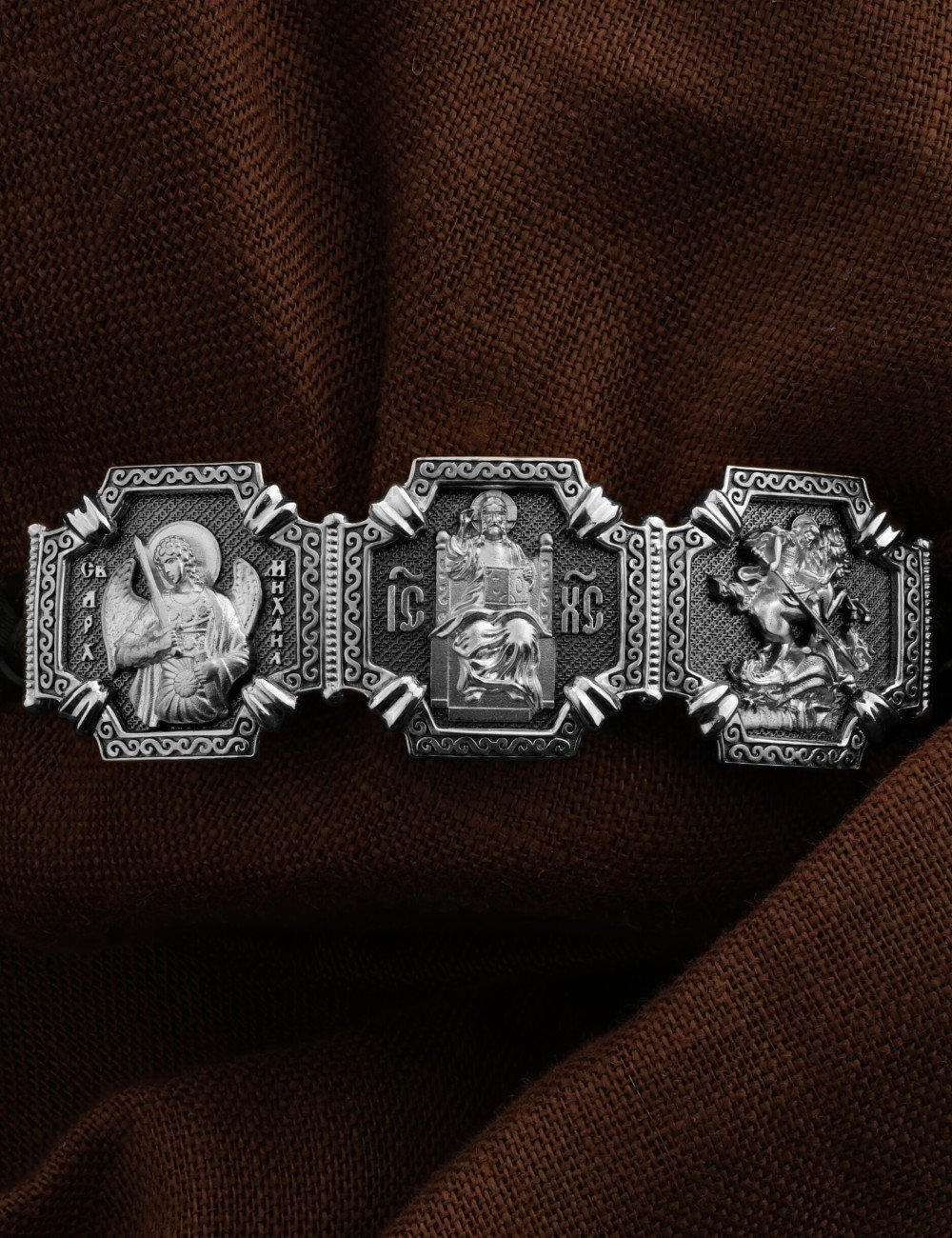 Браслет из белого золота c шнурком