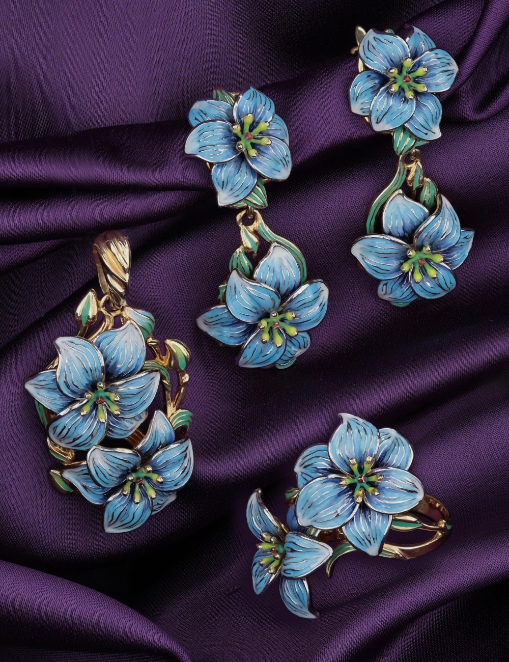 Подвеска из лимонного золота c эмалью