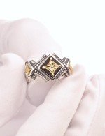 Кольцо из серебра и золота c ониксом и рубином