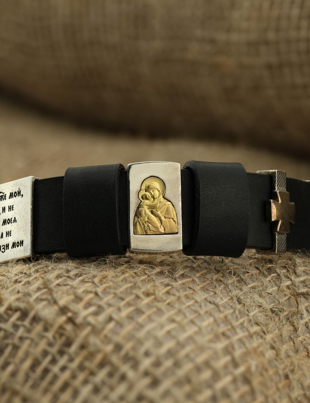 Браслет из серебра и золота c кожаным шнурком