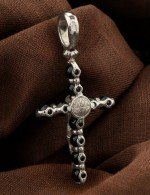 Крест из белого золота c ониксом