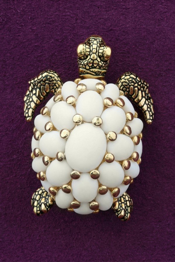 Брошь из лимонного золота c эмалью и бивнем мамонта