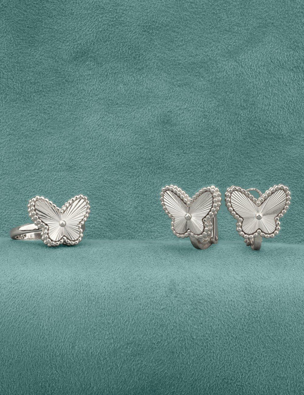 Кольцо из белого золота c рубином