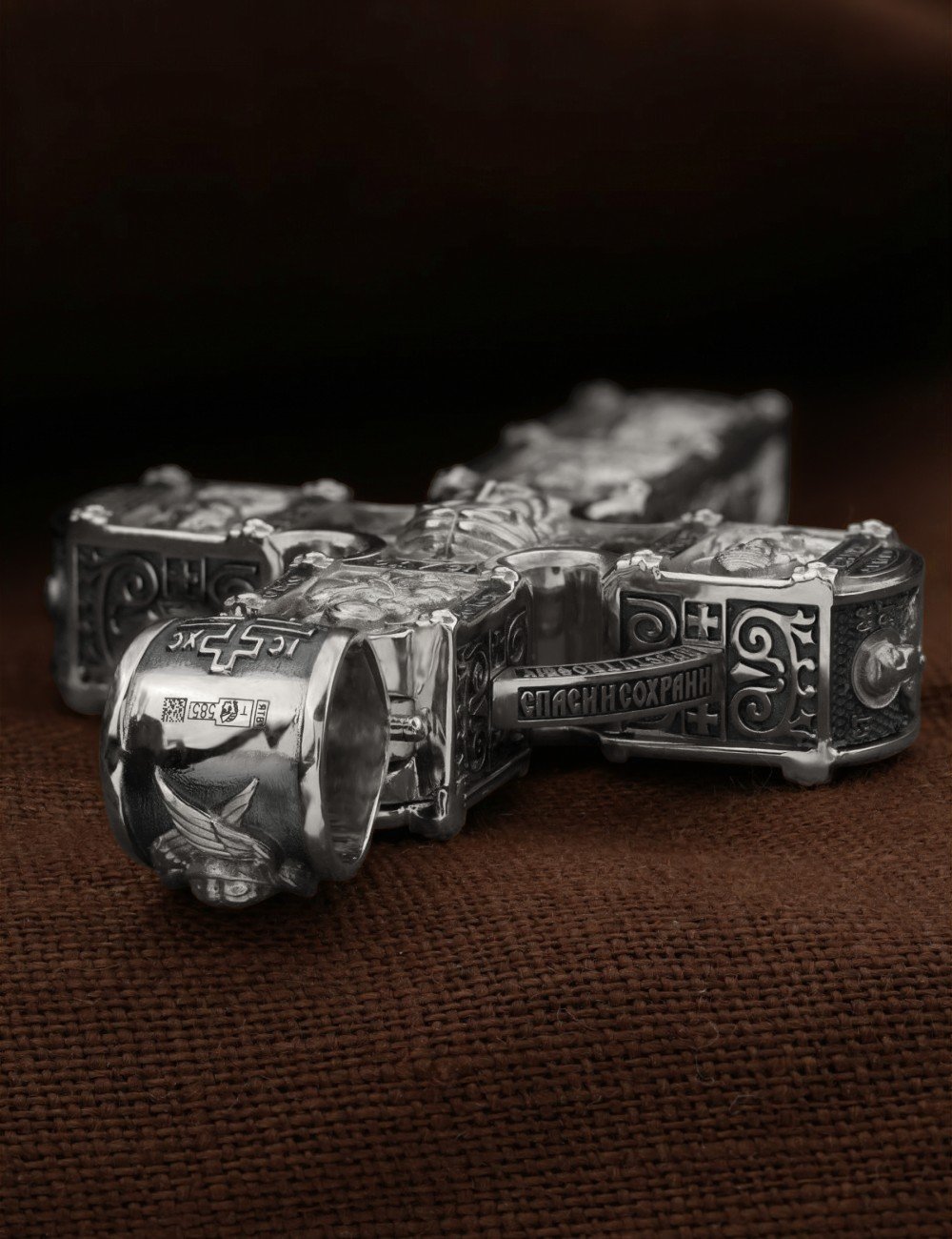 Крест из белого золота c эбеновым деревом