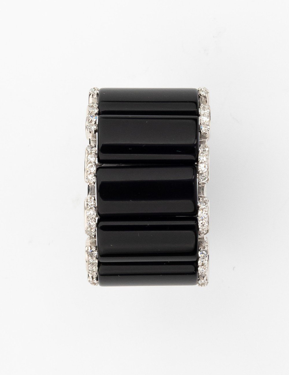 Кольцо из белого золота c бриллиантами и ониксом