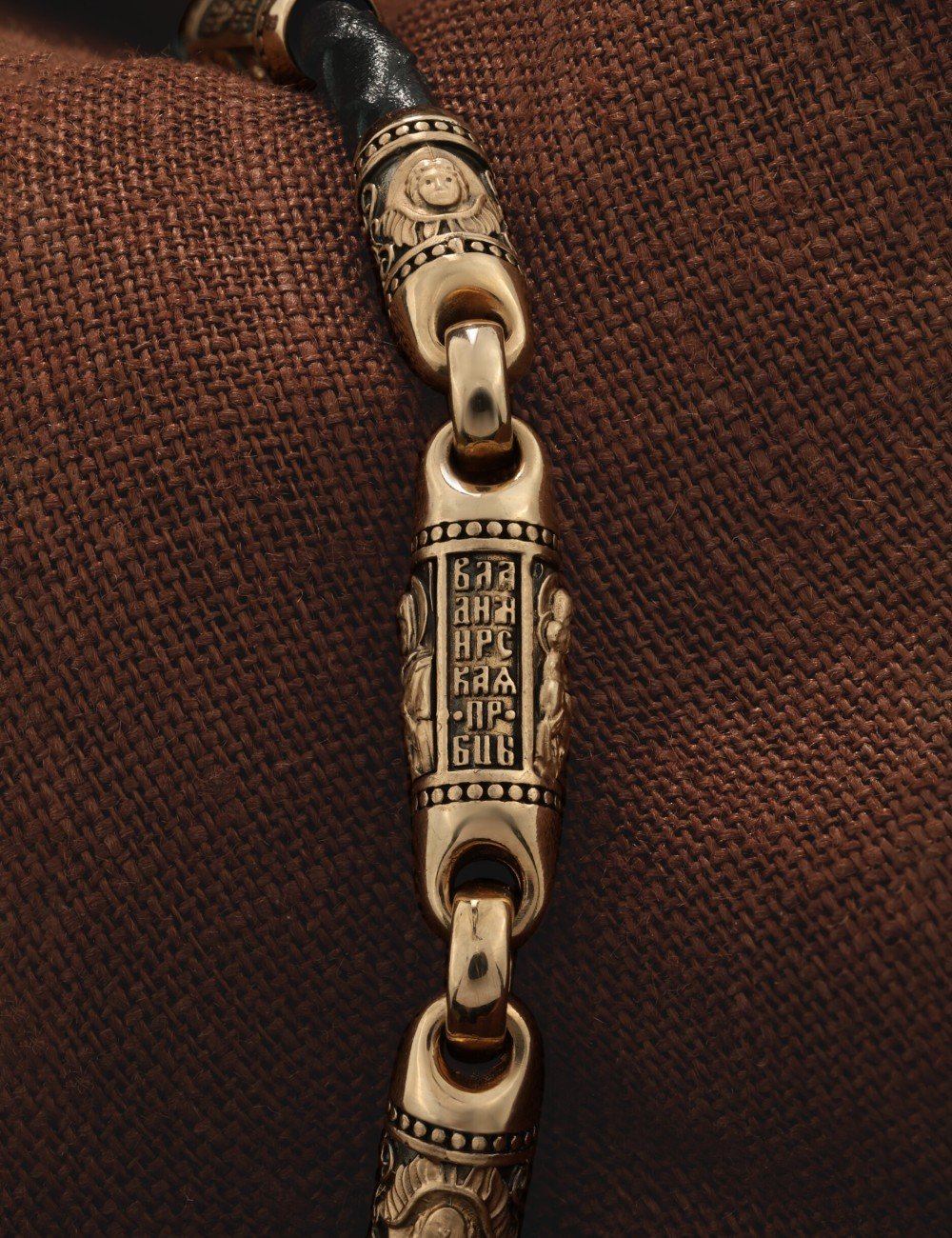 Браслет из золота c кожаным шнурком