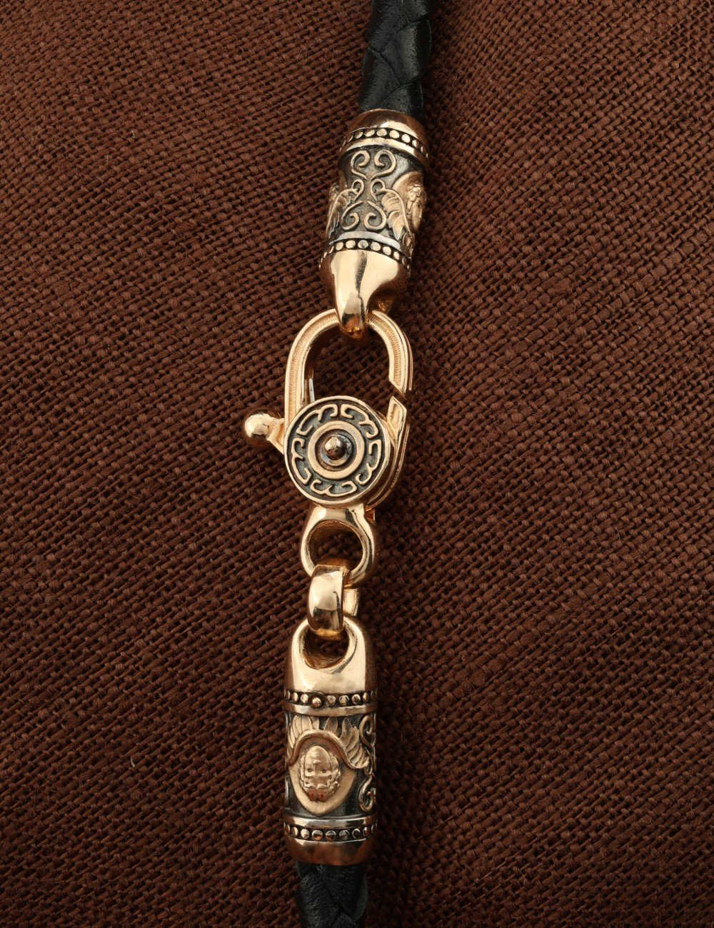 Гайтан из золота c кожаным шнурком и ониксом