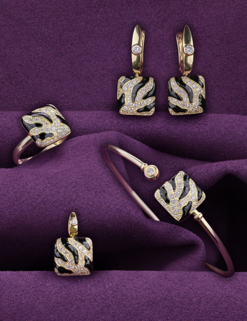 Кольцо из лимонного золота c эмалью и бриллиантами