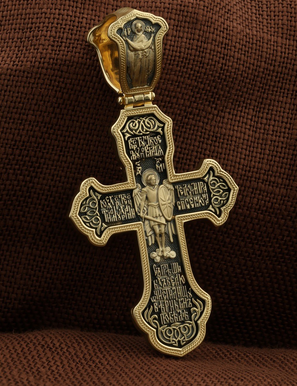 Крест из лимонного золота