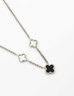 Колье из белого золота c бриллиантами, ониксом и перламутром