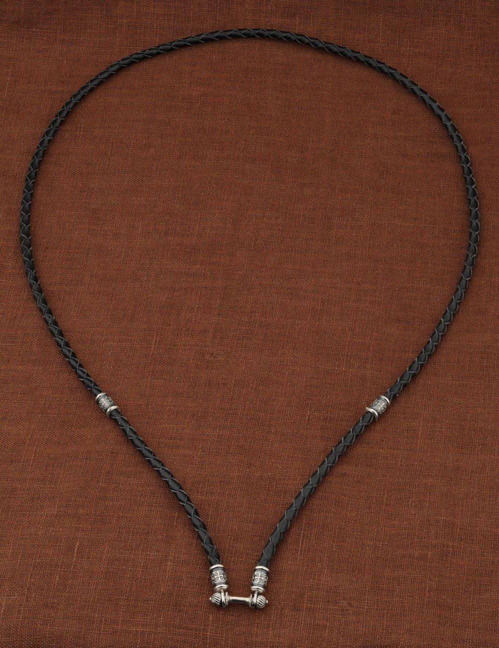 Гайтан из белого золота c кожаным шнурком